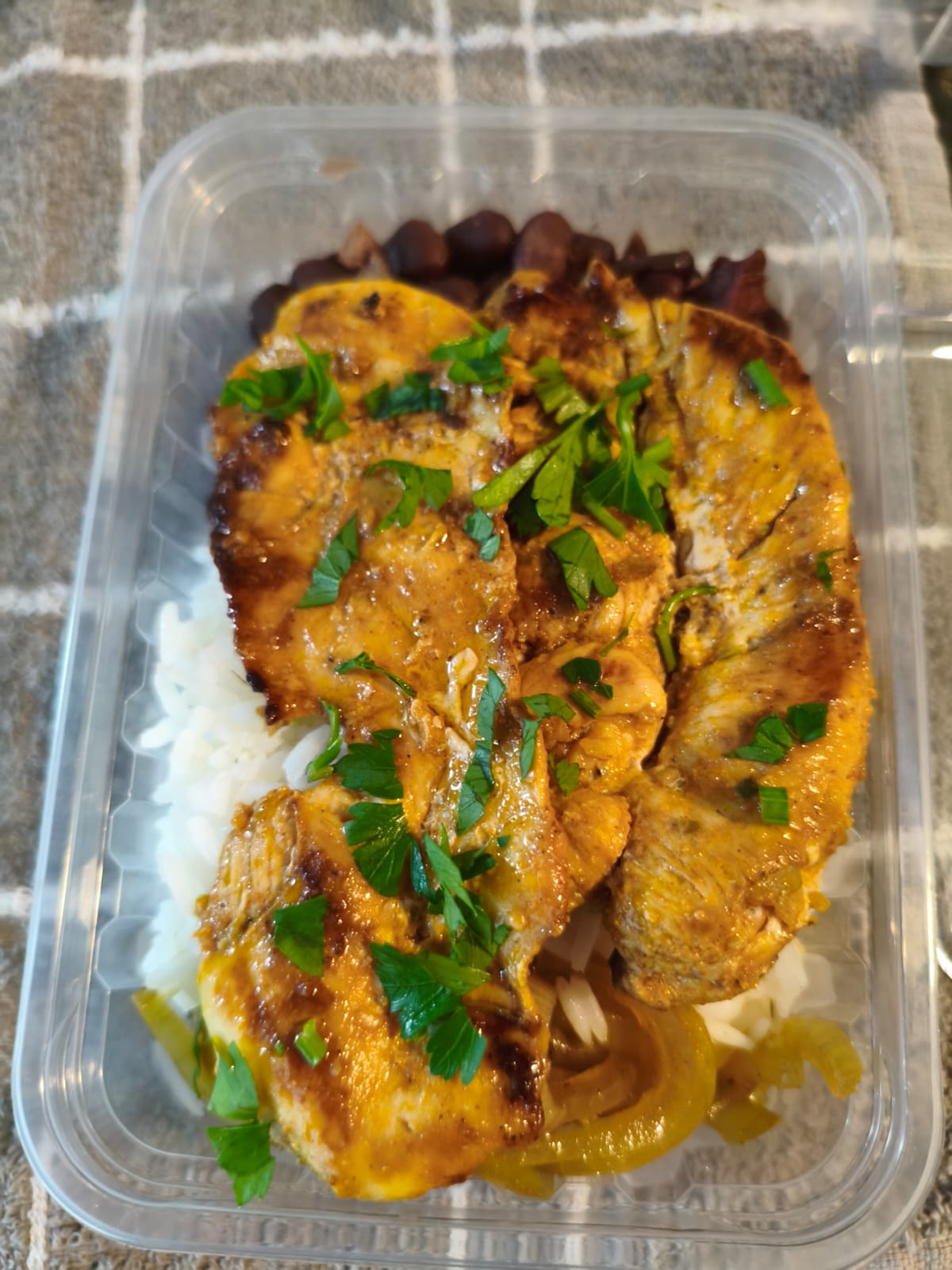 Filé de frango grelhado com legumes na manteiga
